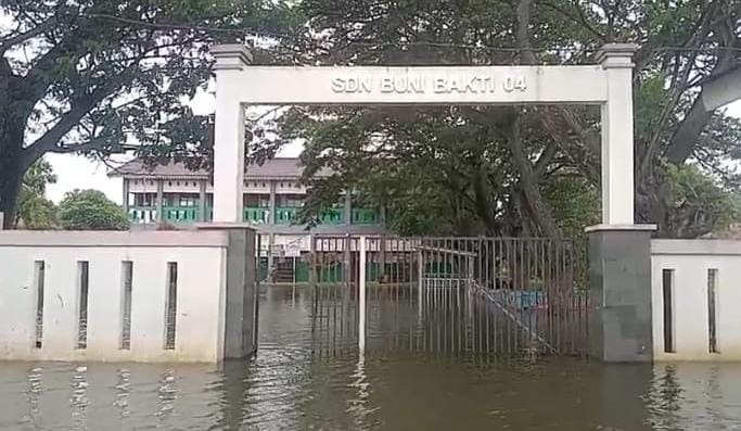 Dua Minggu Terendam Banjir, 500 Siswa SDN 04 Buni Bakti Bekasi Diliburkan