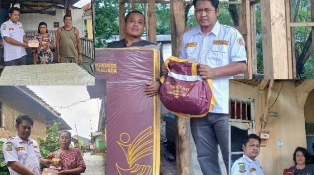 Peduli Lansia Saat Hujan Deras, Nursidik Dampingi Langsung Penyaluran Bantuan Dinsos di Desa Hegarmanah