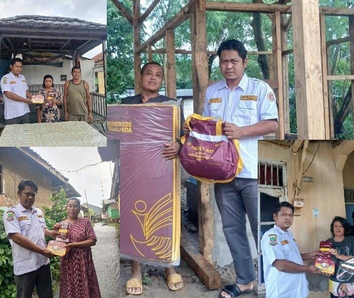 Peduli Lansia Saat Hujan Deras, Nursidik Dampingi Langsung Penyaluran Bantuan Dinsos di Desa Hegarmanah