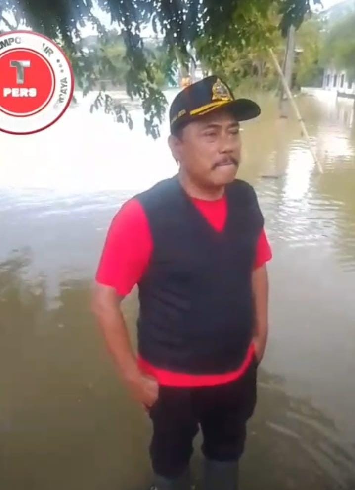 Kades Labansari dan Danramil Cikarang Timur Terjang Banjir Kirim Bantuan untuk Warga