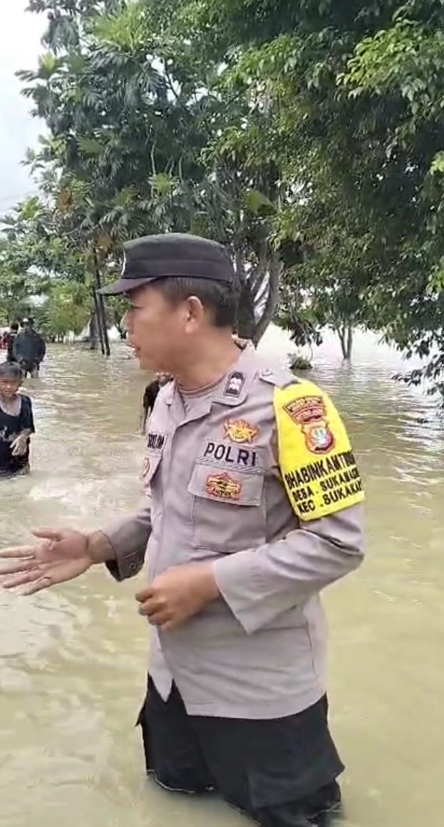 Babinsa–Bhabinkamtibmas Tak Kenal Lelah, Siang Malam Dampingi Warga Terdampak Banjir Bekasi