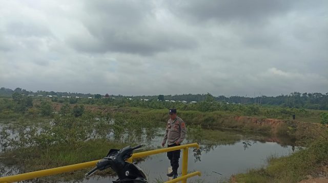 Polsek Penukal Utara Lakukan Monitoring Debit Air, Lima Desa Rawan Banjir Terpantau Aman