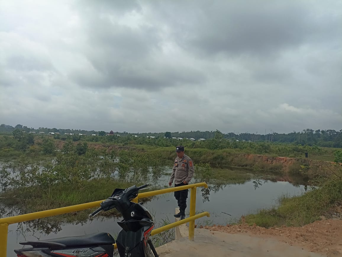 Polsek Penukal Utara Lakukan Monitoring Debit Air, Lima Desa Rawan Banjir Terpantau Aman