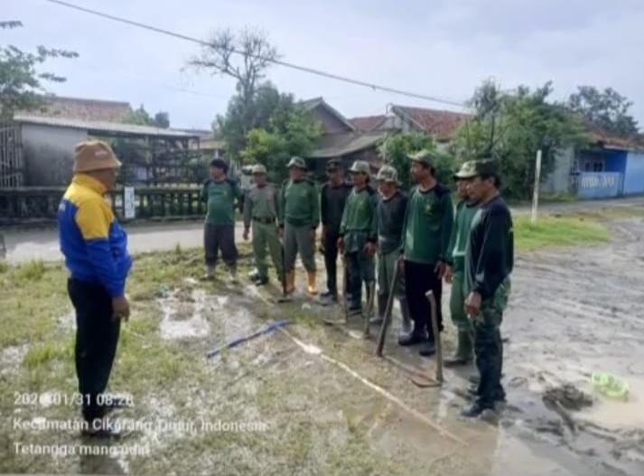 Kepala Desa Karangsari, BAO Umbara, Pimpin Kegiatan Gotong Royong Bersihkan Saluran