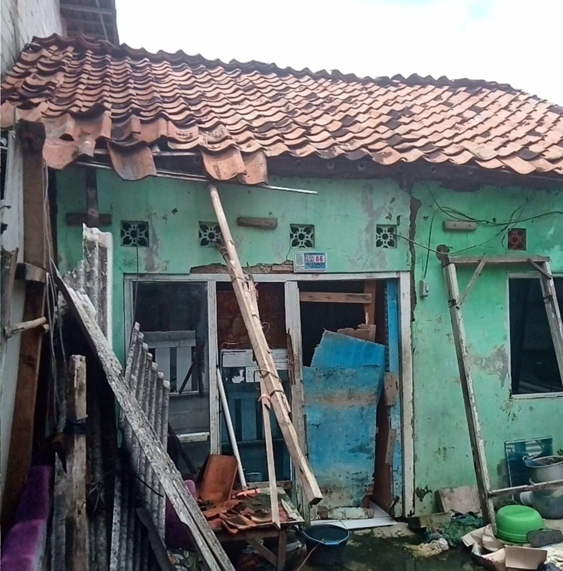 Atap Bocor dan Dinding Rapuh, Warga Desa Sukamanah Desak Pemkab Bekasi Segera Turunkan Program Bedah Rumah