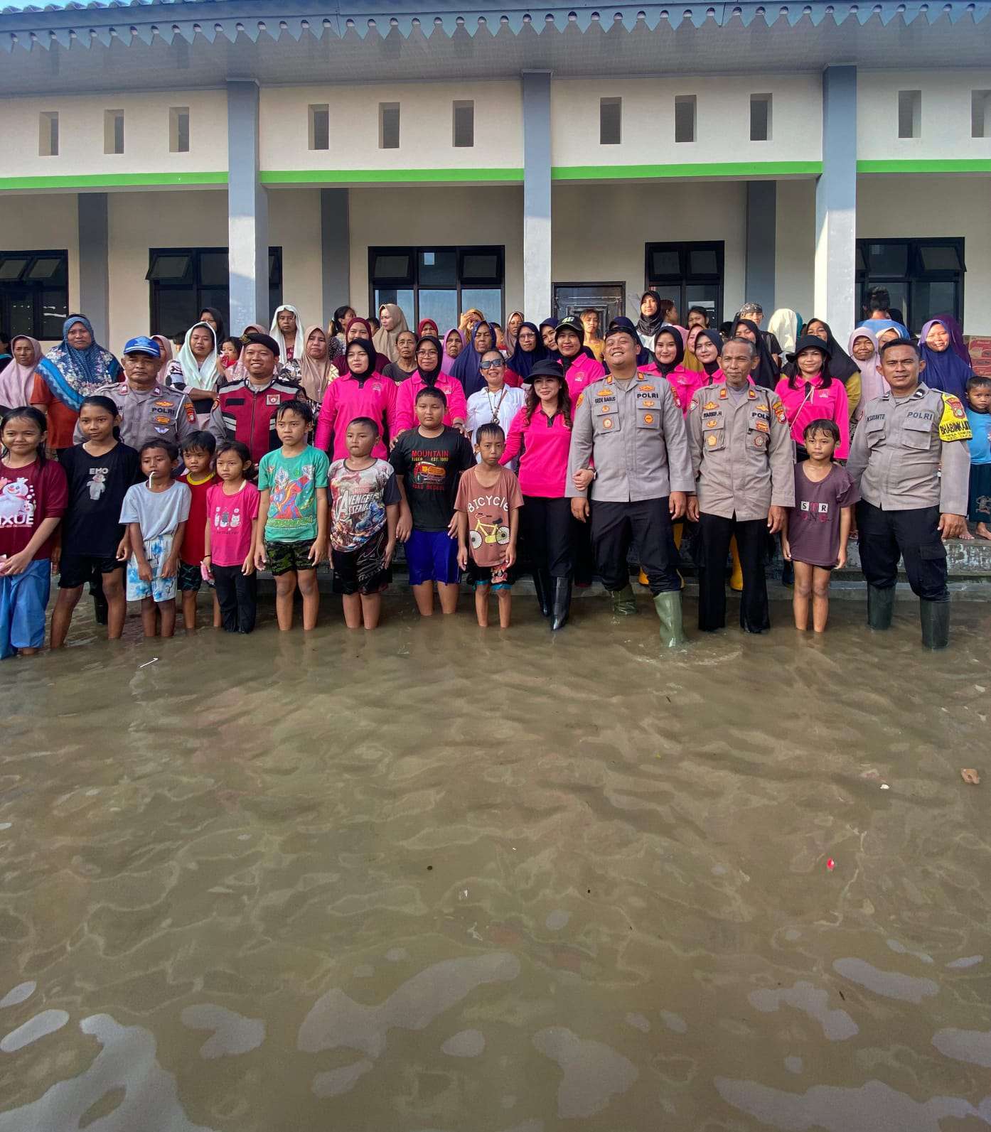 Peduli Warga Terdampak Banjir, Polsek Tarumajaya Hadir di Lokasi Pengungsian
