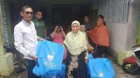 Bentuk Kepedulian Sosial, Enam Lansia di Desa Sukajadi Terima Bantuan Kebutuhan Pokok