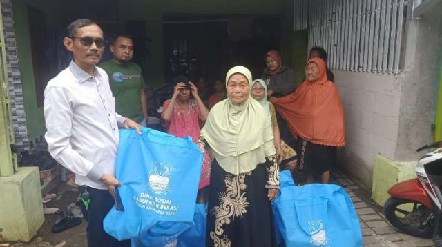 Bentuk Kepedulian Sosial, Enam Lansia di Desa Sukajadi Terima Bantuan Kebutuhan Pokok
