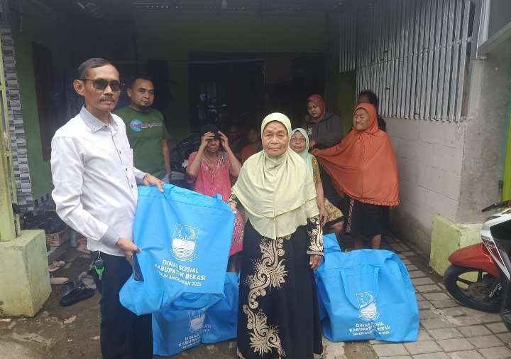 Bentuk Kepedulian Sosial, Enam Lansia di Desa Sukajadi Terima Bantuan Kebutuhan Pokok