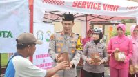 Polres Probolinggo Kota Bagikan 400 Takjil di Depan Mako dan Alun-Alun