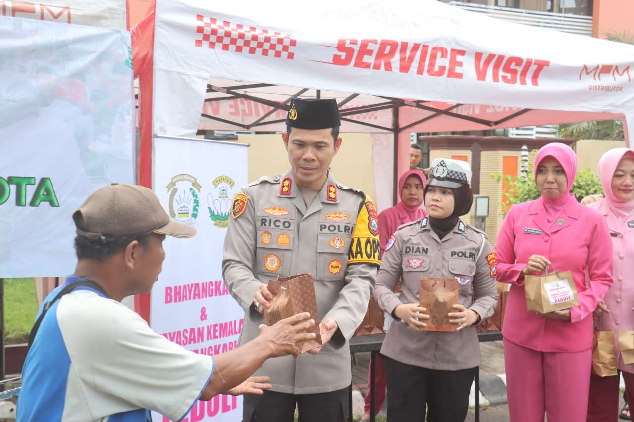 Polres Probolinggo Kota Bagikan 400 Takjil di Depan Mako dan Alun-Alun