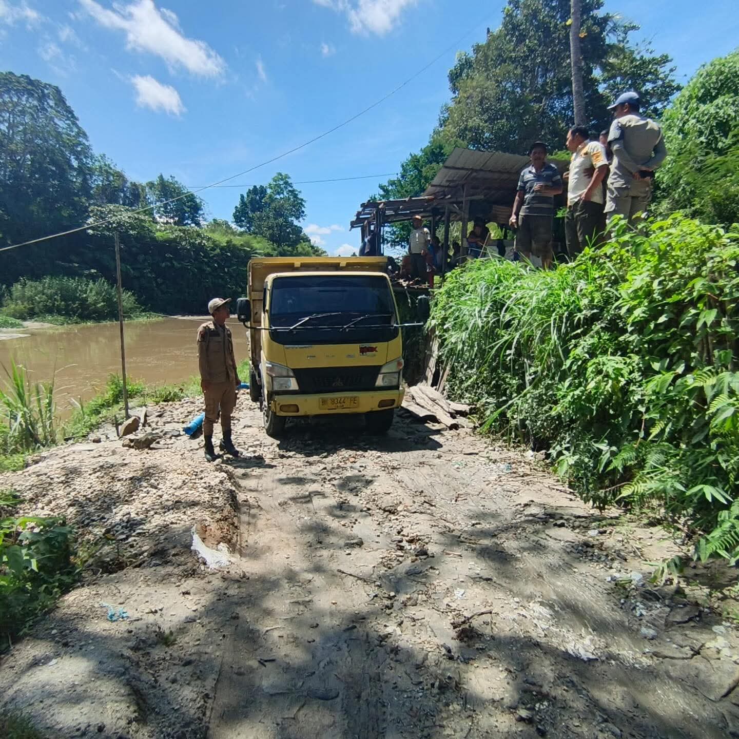 Satpol PP Taput Tertibkan Galian Pasir di Silangkitang, Tegaskan Larangan Alat Berat