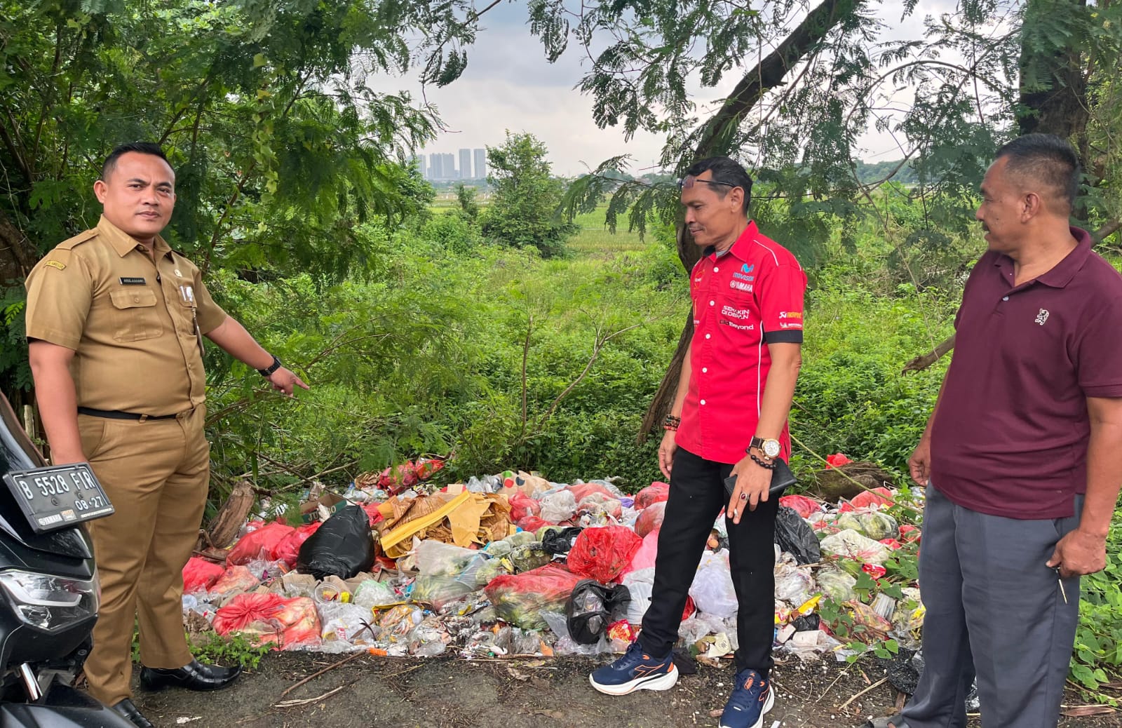 Sekcam Cikarang Timur Tinjau Sampah Liar di Hegarmanah; UPT Wilayah 5 Segera Bertindak