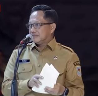 Bakar Semangat di Rakornas Sentul, Mendagri Tito Pimpin Yel-Yel di Hadapan Prabowo-Gibran