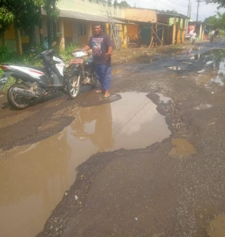 Keterangan foto : Jalan Raya Sukatani-Balong Rusak Parah, Warga Keluhkan Perbaikan. Rabu 4/2/2026, (ft.M2)