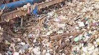 Warga Keluhkan Bau Busuk  Tumpukan Sampah Disasak Bali
