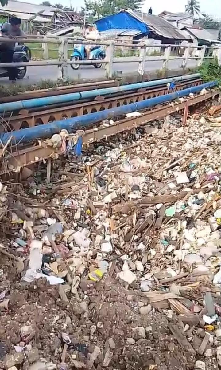 Warga Keluhkan Bau Busuk  Tumpukan Sampah Disasak Bali