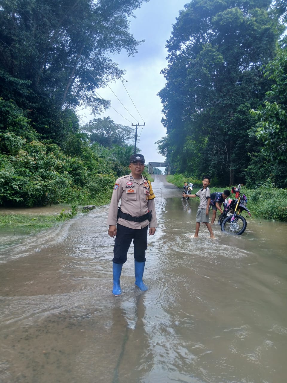 Polsek Talang Ubi Monitoring Banjir, Polres PALI Pastikan Situasi Aman dan Terkendali