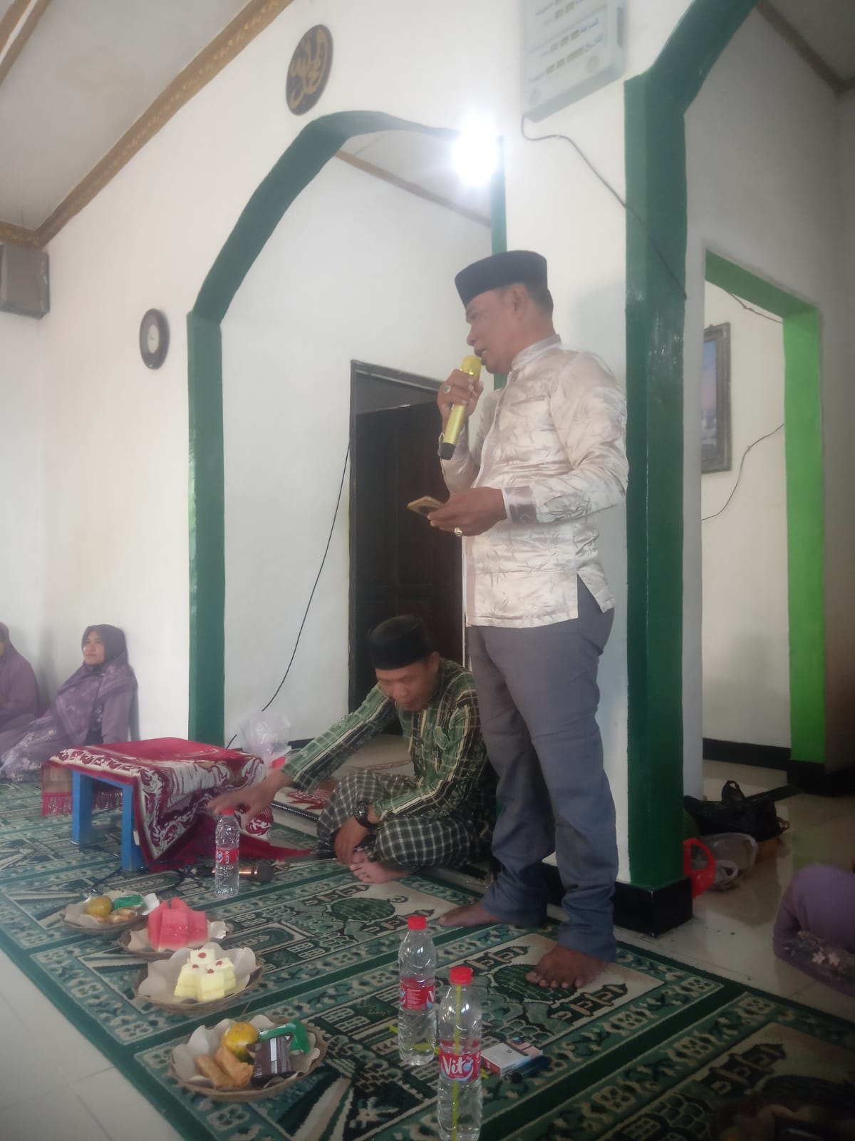 Usai Hadiri Isra Mi’raj, Kades Karangsari Bao Umbara Lanjutkan Silaturahmi dengan Warga dan Tokoh Desa