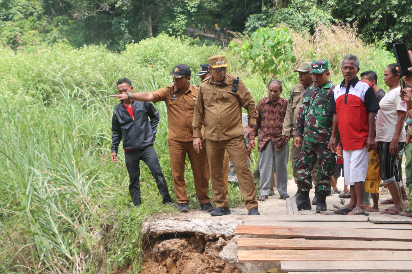 ‎Respons Cepat Bupati Tapanuli Utara, Tinjau Jembatan Putus dan Temui Warga Garoga
