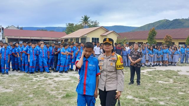 Kapolres Samosir Sosialisasikan Tertib Berlalu Lintas kepada Pelajar SMA/SMK HKBP Pangururan