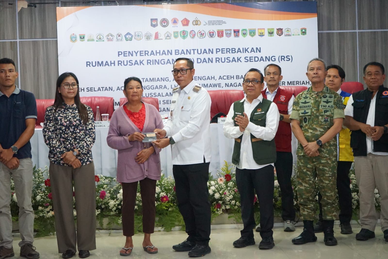 Menko PMK Serahkan Bantuan Stimulan Rumah Rusak, Bupati Tapanuli Utara: Ini Pemulihan Kehidupan Masyarakat