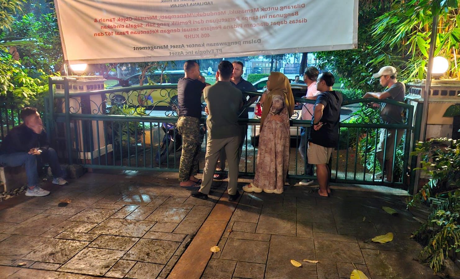 Rumah Masih Dihuni, Diduga Dikepung Orang Tak Dikenal