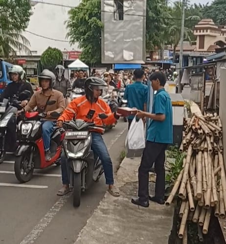 Berbagi Keberkahan di Bulan Suci, Kari Minang Depok Bagikan Ratusan Nasi Kotak