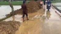 Jalan Kampung Bulak Lumpuh Terjebak Lumpur: Proyek Kandang Ayam  Diduga Tabrak Aturan