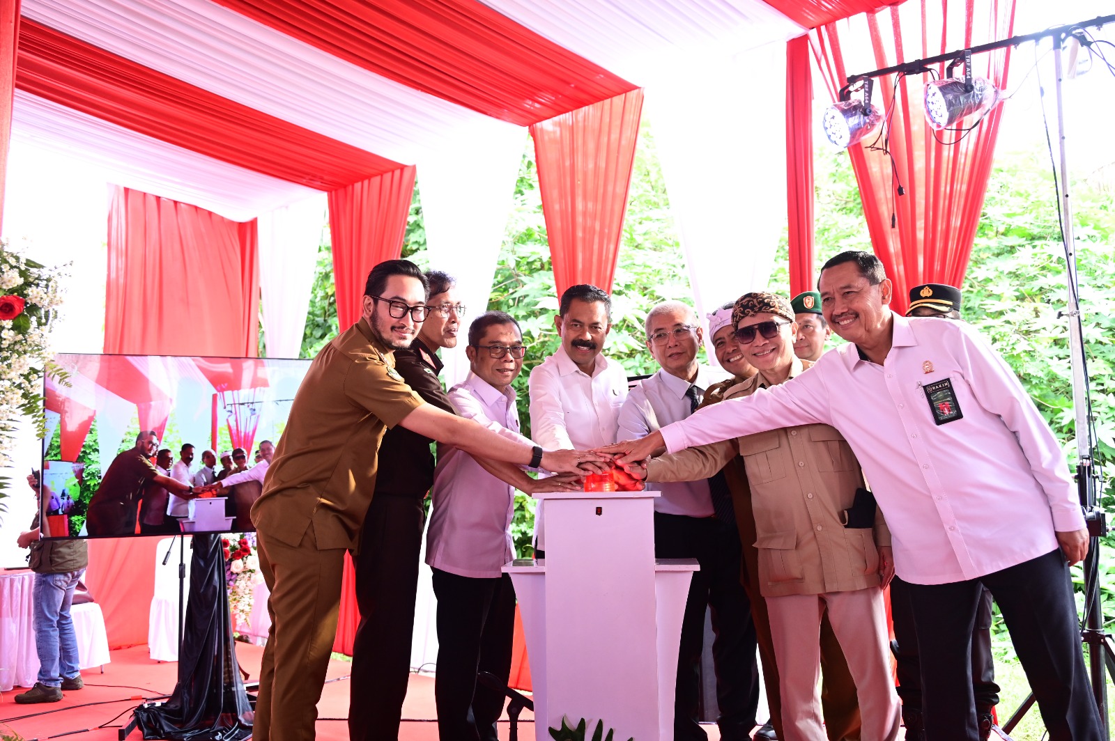 KAJATI JABAR DAMPINGI PLT. WAKIL JAKSA AGUNG RESMIKAN GROUNDBREAKING RUMAH SAKIT ADHYAKSA JAWA BARAT