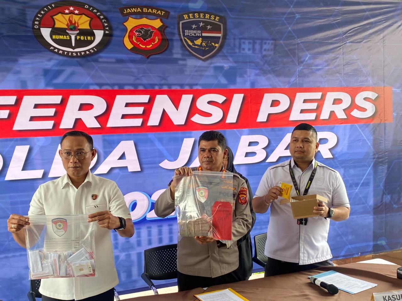 ‎‎Polda Jabar Sita Puluhan HP dan Ribuan SIM Card dari Markas WhatsApp Blast Judi Online di Cirebon