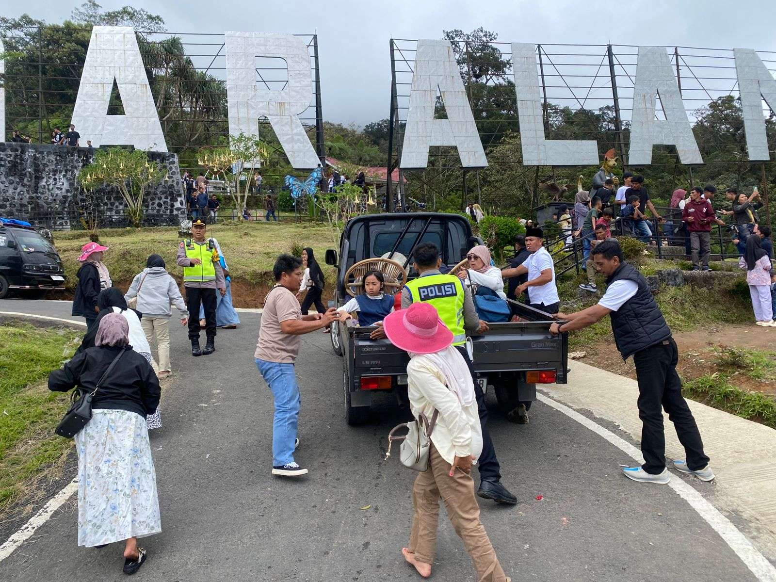 Satlantas Pagaralam Amankan Wisata Tugu Rimau Dempo, Bantu Dorong Mobil Tak Kuat Menanjak di Jalur Curam