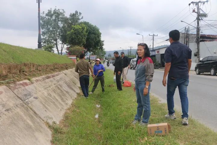Jaga Kebersihan Lingkungan, Pemkab Taput Gotong Royong di Tanggul Sungai Aek Sigeaon