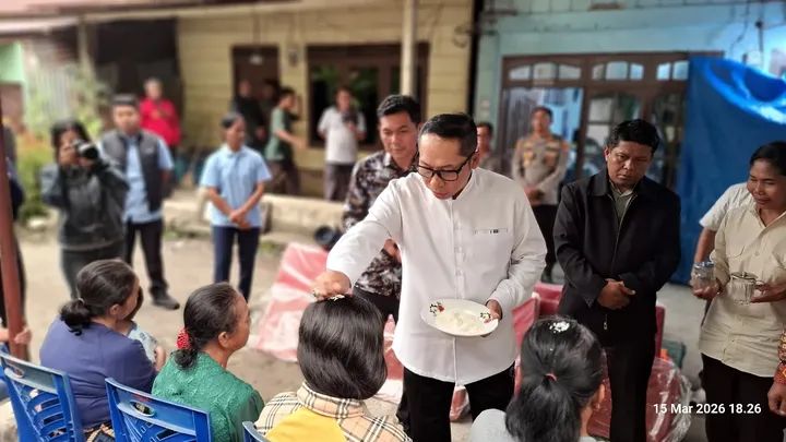 Bupati Taput Serahkan Bantuan kepada Korban Kebakaran di Lobupining