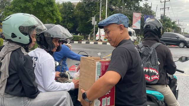 Rayakan Anniversary ke-9, Komunitas Vape TDICK Berbagi Takjil di Lampu Merah Pemda Karawang