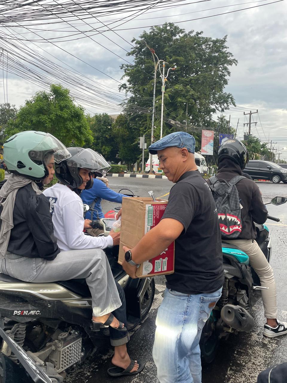 Rayakan Anniversary ke-9, Komunitas Vape TDICK Berbagi Takjil di Lampu Merah Pemda Karawang