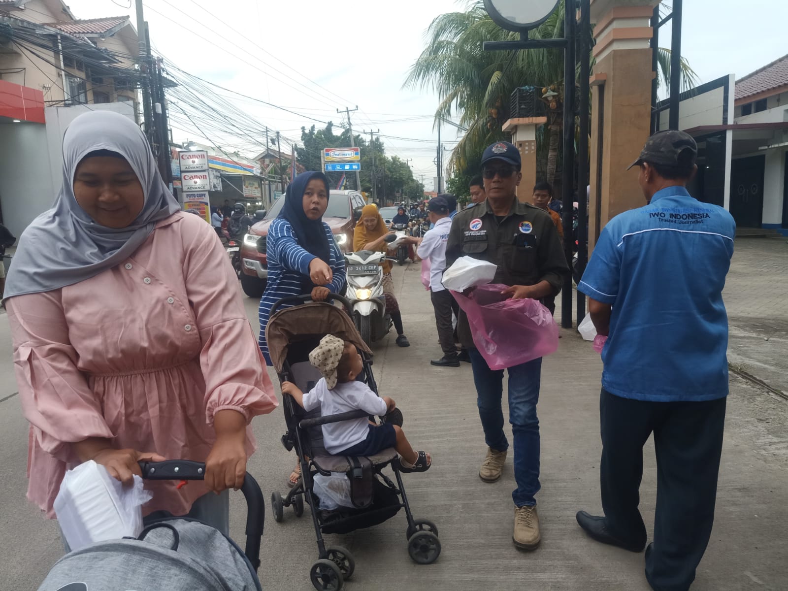 IWO Indonesia Banten Berbagi Takjil di Kelapa Dua, Pererat Silaturahmi dan Isi Ramadan dengan Aksi Sosial