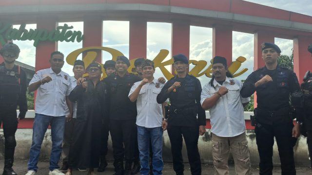 Sinergi Tanpa Batas, AOB dan Batalyon D Pelopor Satbrimob PMJ Bagikan Takjil di Tegal Danas