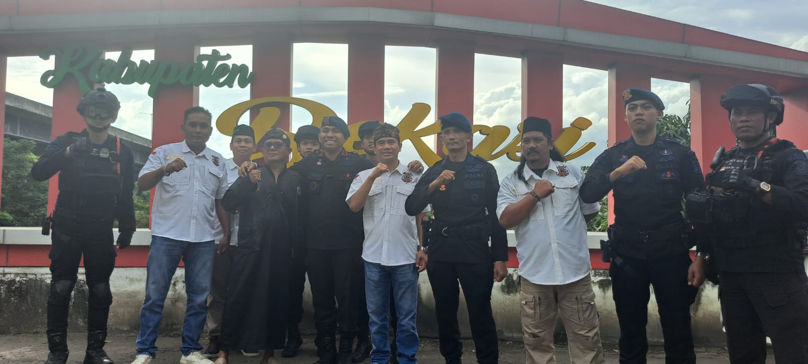 Sinergi Tanpa Batas, AOB dan Batalyon D Pelopor Satbrimob PMJ Bagikan Takjil di Tegal Danas