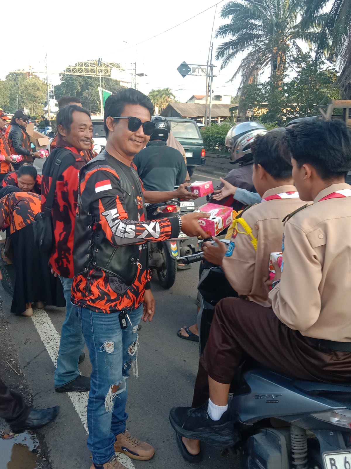 Menebar Kebaikan di Bulan Suci, PAC Pemuda Pancasila Kedungwaringin Bagikan 1.000 Paket Takjil