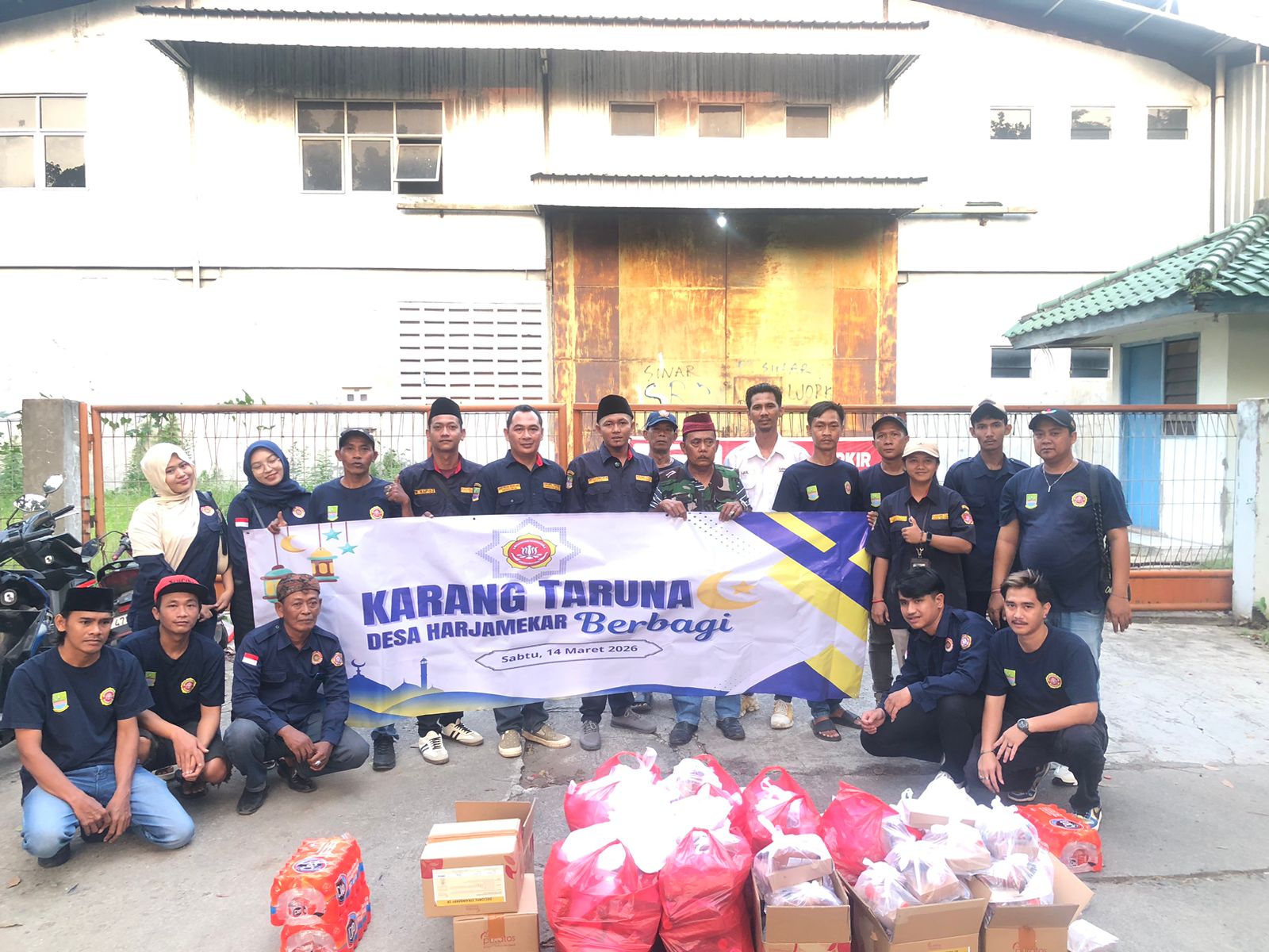 Karang Taruna Desa Harjamekar Tebar Kebaikan, Bagikan Ratusan Paket Takjil di Bulan Ramadan
