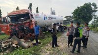Truk Tangki LPG Hantam Pohon di Depan Kilang Balongan Indramayu, Polisi Sigap Evakuasi Korban
