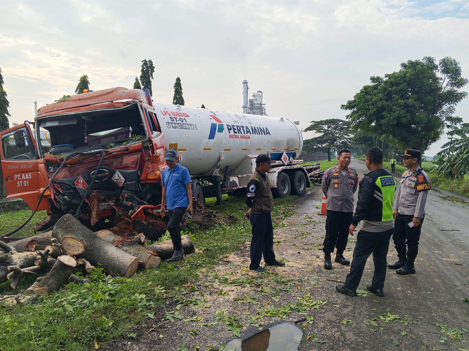 Truk Tangki LPG Hantam Pohon di Depan Kilang Balongan Indramayu, Polisi Sigap Evakuasi Korban