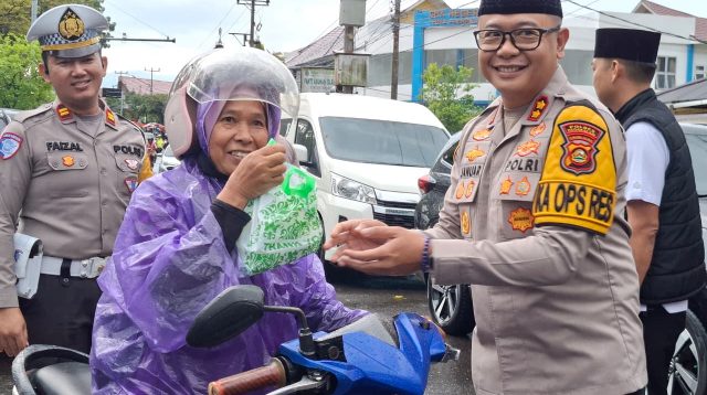 Hujan Tak Surutkan Semangat Berbagi, Kapolres Pagaralam Pimpin Pembagian Takjil di Simpang Jam Gadang