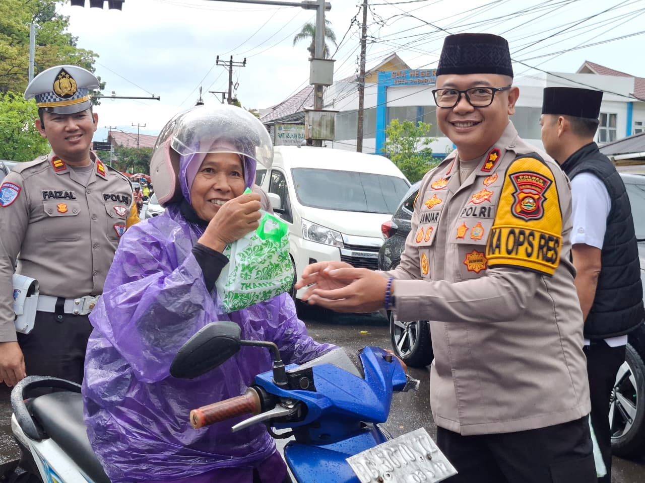 Hujan Tak Surutkan Semangat Berbagi, Kapolres Pagaralam Pimpin Pembagian Takjil di Simpang Jam Gadang