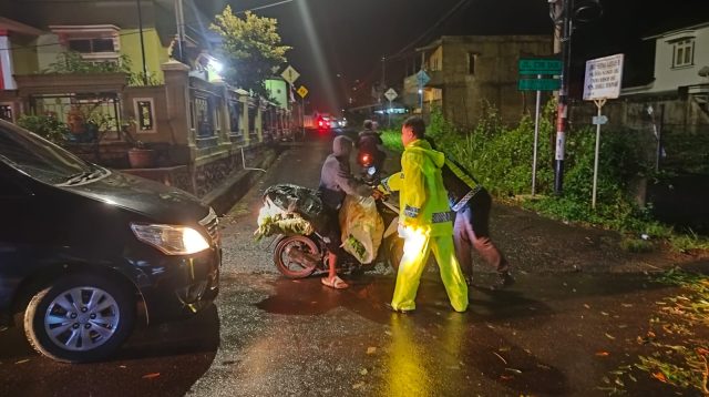Pohon Tumbang Tutup Jalan Air Perikan Pagar Alam, Tim Gabungan Polres Pagaralam Sigap Evakuasi