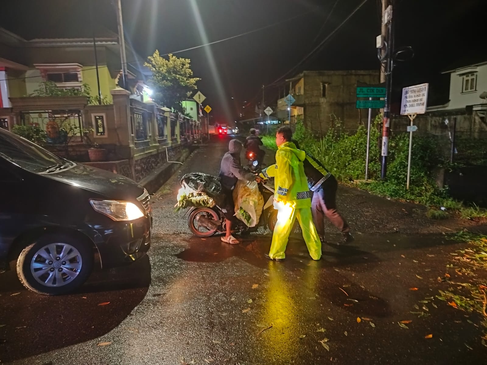 Pohon Tumbang Tutup Jalan Air Perikan Pagar Alam, Tim Gabungan Polres Pagaralam Sigap Evakuasi