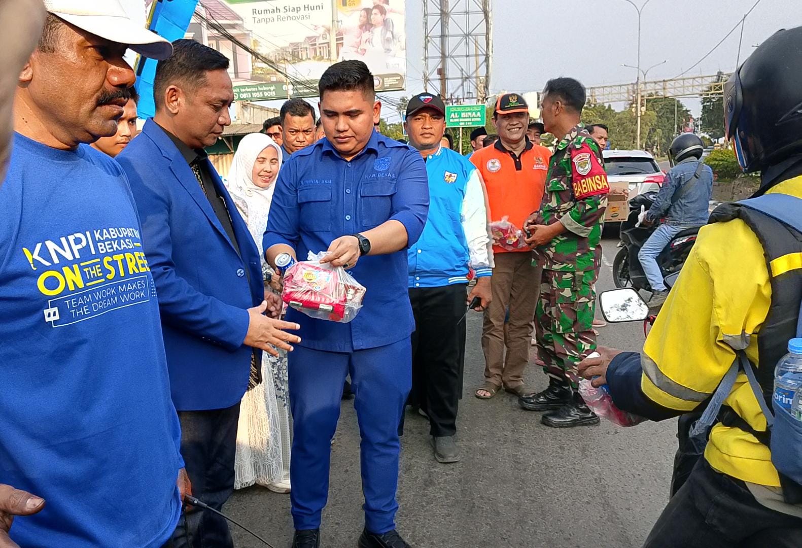Kembali Dirikan Posko Mudik, Pengurus KNPI dan Plt Bupati Bekasi Bagikan Ribuan Takjil