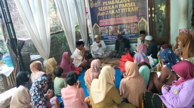 Gandeng Kyai dan Tokoh Masyarakat, FPANN & Kabarnusa24 Salurkan Zakat dan Parsel di Bondowoso