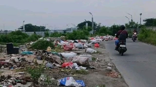 Penggusuran Berujung Pembiaran, Jalan Tanggul Puri Nirwana Jadi TPS Liar
